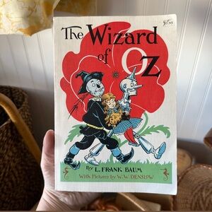 The Wizard of Oz Book with Illustrations